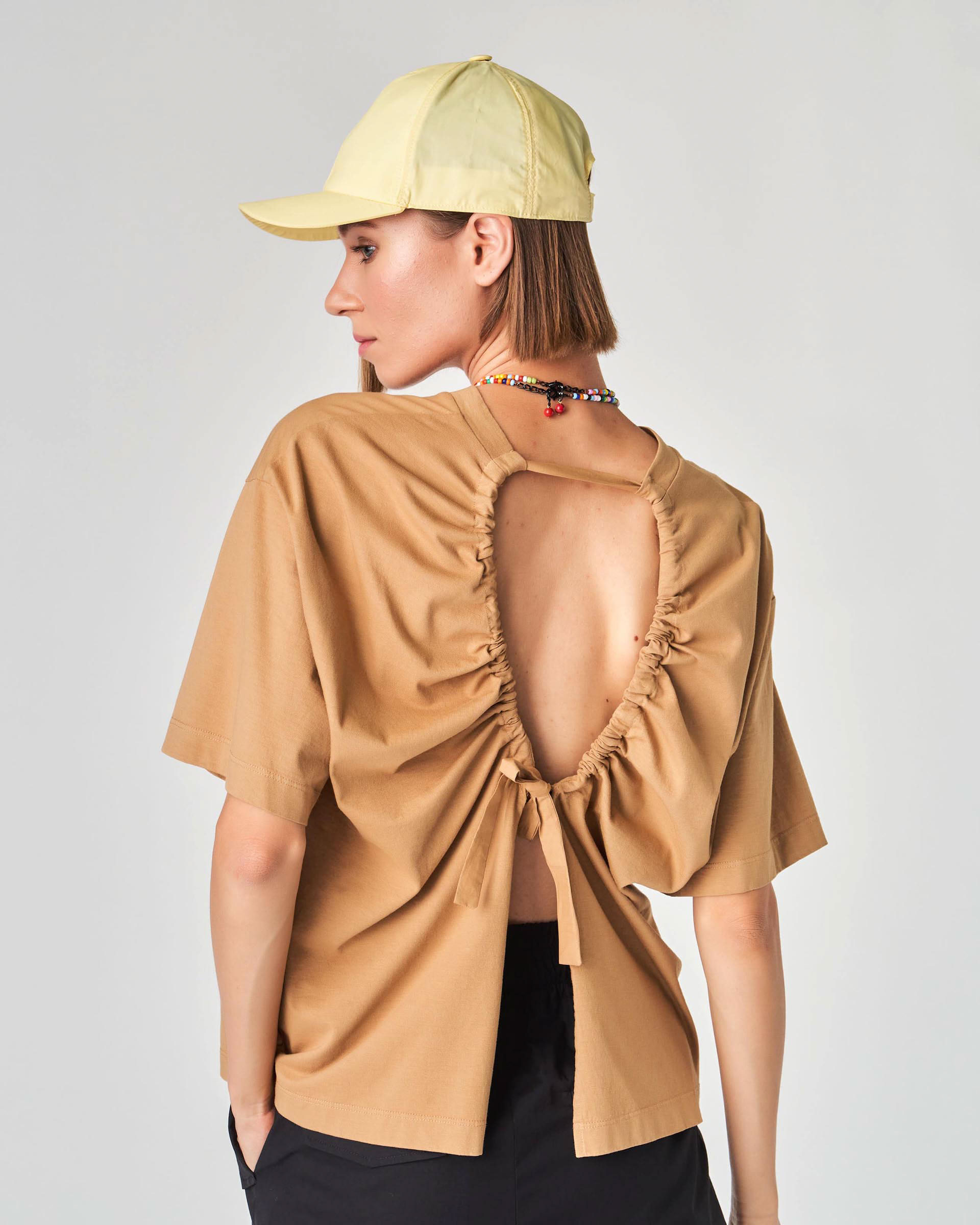 The Market Store | T-shirt With Back Closure